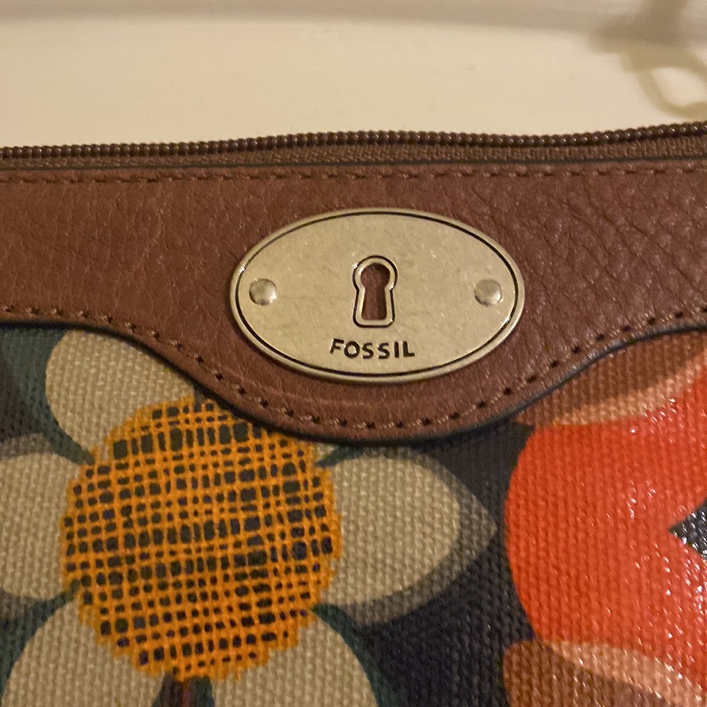 Fossil Floral Key-per clutch wristlet ADORABLE EXCELLENT CONDITION! On the go! - Picture 2 of 8